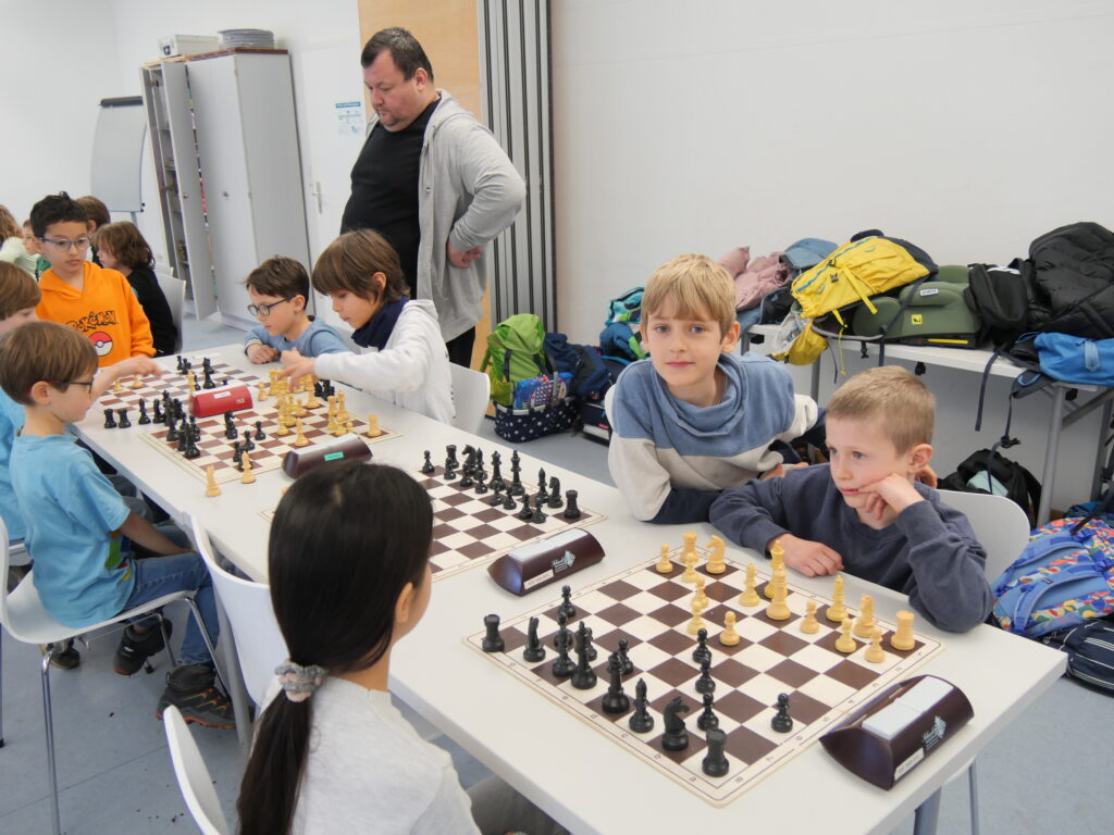 Die element-i Grundschule gegen die Schillerschule